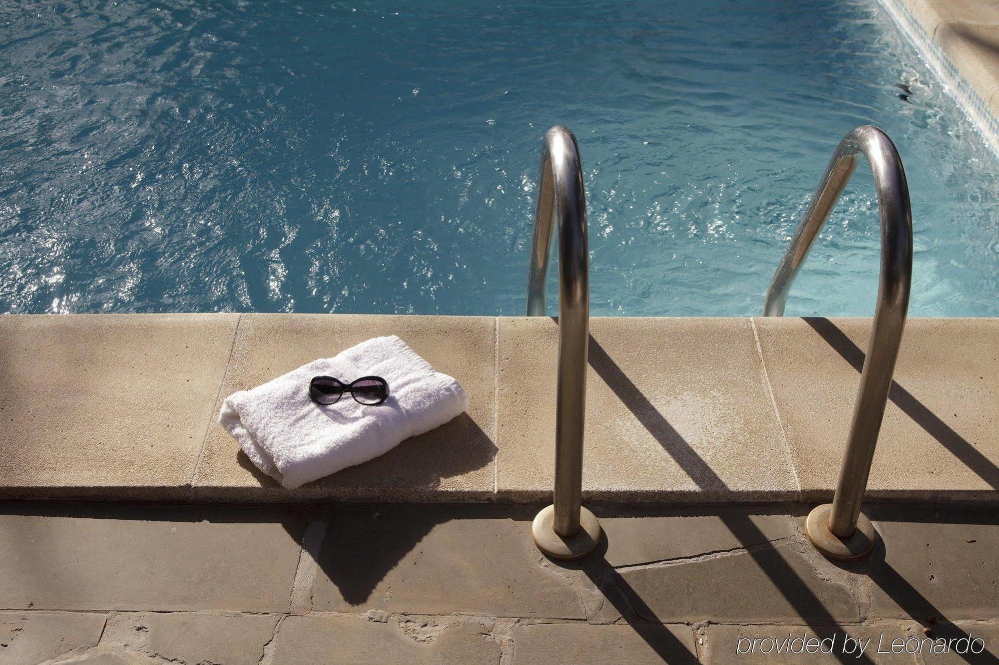 E&O Residences Kuala Lumpur Eksteriør billede A towel at a pool